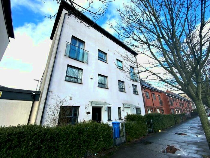 4 Bedroom Semi-Detached House To Rent In Broughton Lane, Salford, Manchester, M7