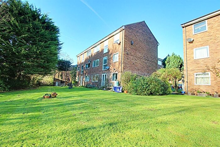 2 Bedroom Flat For Sale In Riverside Close, Kings Langley, WD4