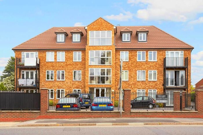2 Bedroom Flat To Rent In Portsmouth Road, Cobham, KT11