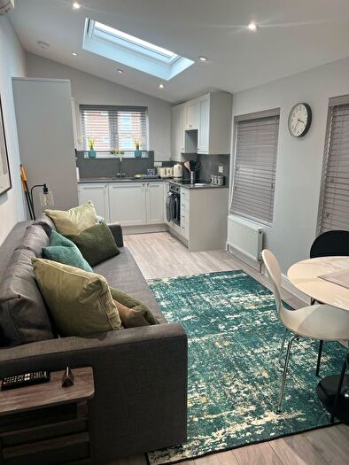 3 Bedroom Flat To Rent In Glenthorne Road, London, N11
