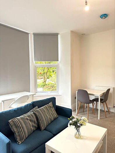 1 Bedroom Flat To Rent In Flat Kelso Road, LS2