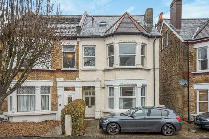 Flat To Rent In Burgoyne Road South Norwood, SE25