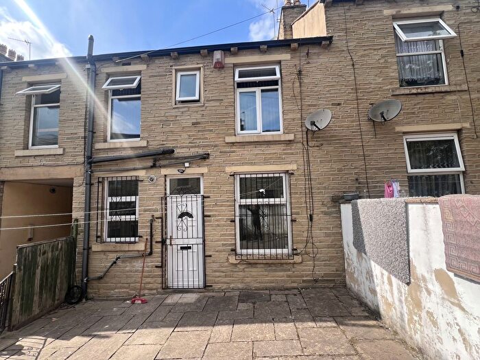 2 Bedroom Terraced House To Rent In Heap Lane, Bradford, BD3