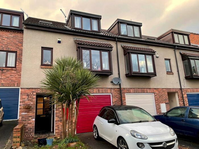 2 Bedroom Property To Rent In Baildon, Shipley, West Yorkshire BD17