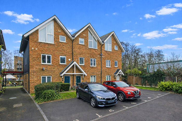 3 Bedroom Duplex For Sale In Fourdrinier Way, Hemel Hempstead, HP3