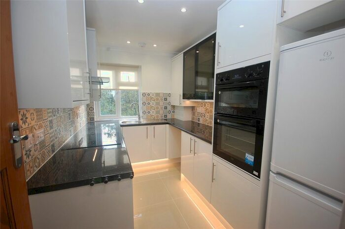 2 Bedroom Maisonette To Rent In Cardrew Close, North Finchley, N12