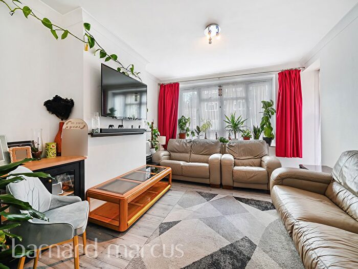 3 Bedroom Flat For Sale In Oak Way, London, W3