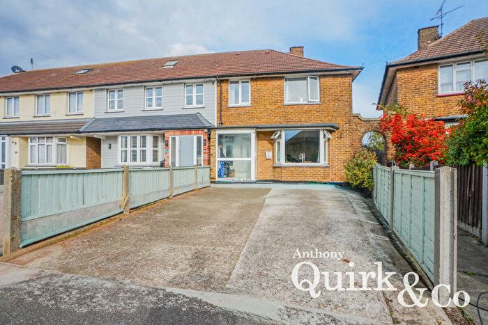 4 Bedroom End Of Terrace House For Sale In North Avenue, Canvey Island, SS8