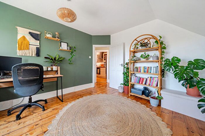 3 Bedroom Flat For Sale In Grove Park Road, Eltham, SE9