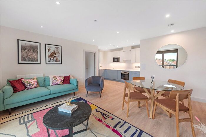 2 Bedroom Flat To Rent In Apt, Leatherhead, Surrey, KT22