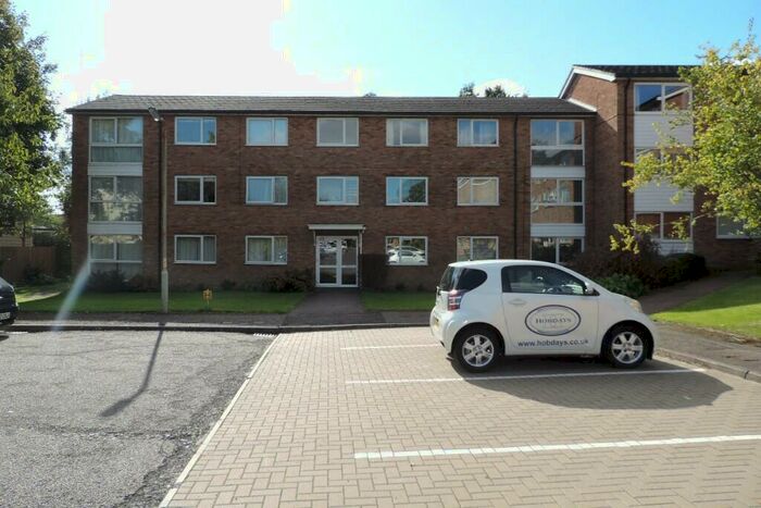 2 Bedroom Ground Flat To Rent In Stapleton Close, Potters Bar, Hertfordshire, EN6