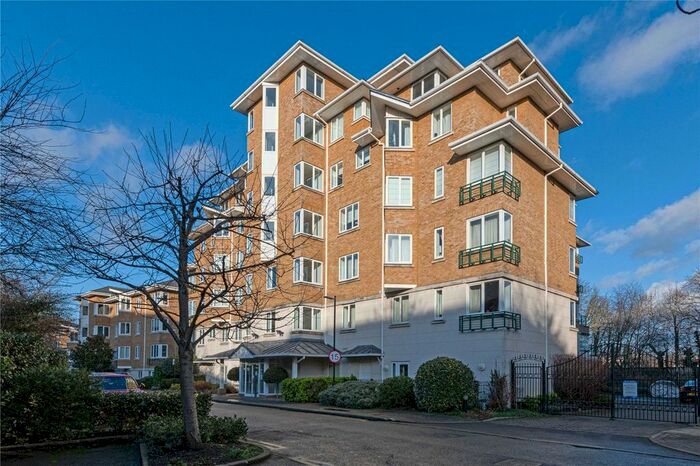 3 Bedroom Flat To Rent In Strand Drive, Kew, Richmond, Surrey, Uk, TW9