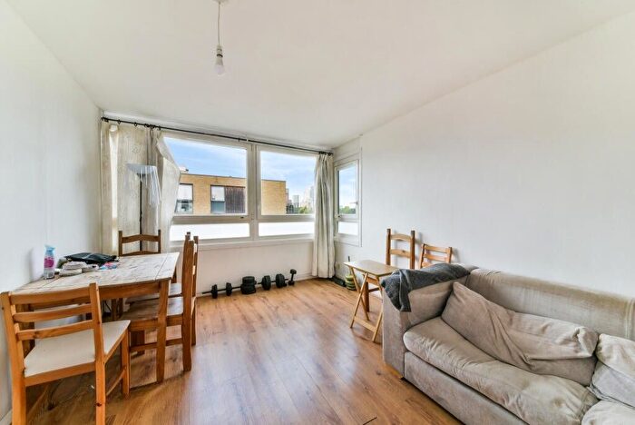 3 Bedroom Flat To Rent In Hanworth House, John Ruskin Street, Oval, London, SE5