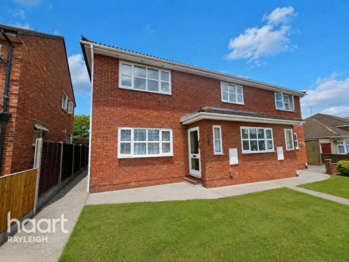 2 Bedroom Flat To Rent In Queen Annes Drive, Westcliff-on-sea, SS0