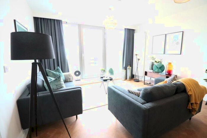 2 Bedroom Apartment To Rent In , Oldham Road, M4