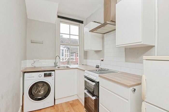 1 Bedroom Flat For Sale In Lime Hill Road, Tunbridge Wells, Kent, TN1