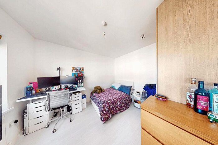 Studio To Rent In St Leonards Gardens, Heston, Middlesex, TW5