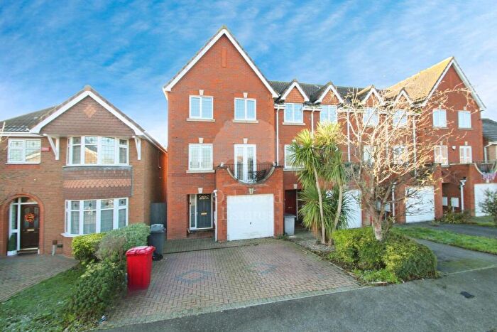 4 Bedroom End Of Terrace House To Rent In Deverills Way, Langley, SL3