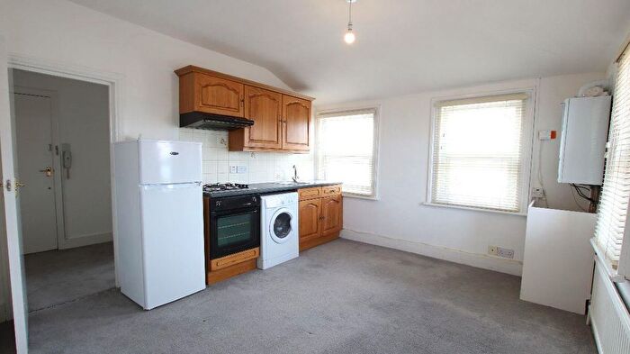 Studio To Rent In High Road, North Finchley, N12