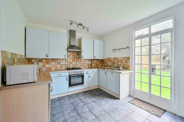 2 Bedroom Flat To Rent In Vanbrugh Fields, Blackheath, London, SE3