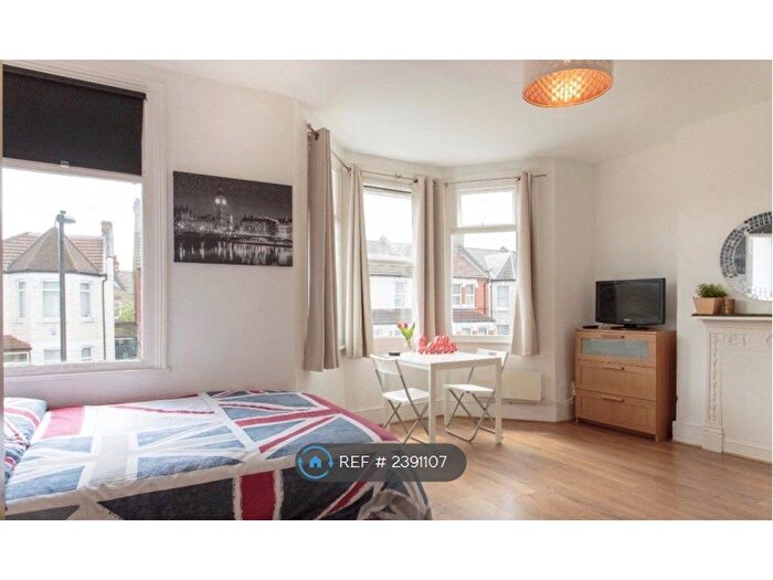 Studio To Rent In Willingdon Road, London, N22