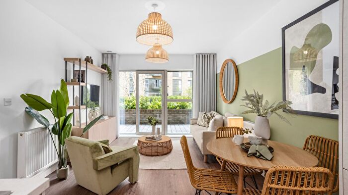 2 Bedroom Flat For Sale In Longwater Avenue, Reading, RG2