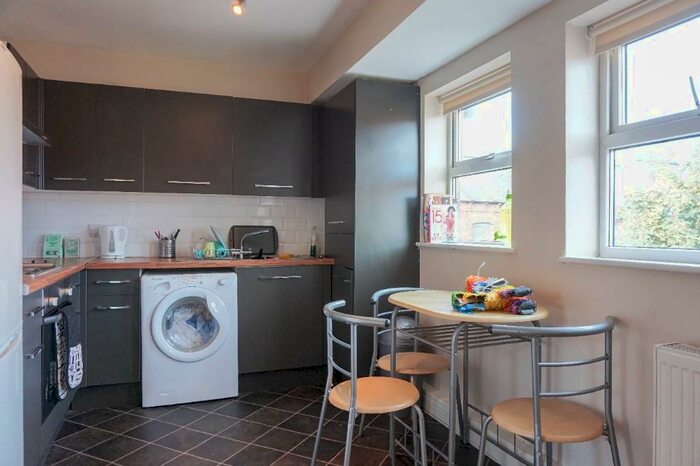 3 Bedroom Apartment To Rent In Headingly Rise, Welton Road, Leeds, West Yorkshire, LS6