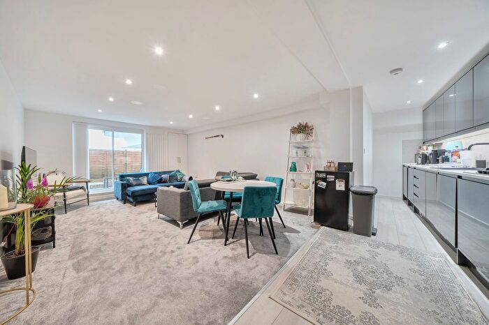 3 Bedroom Flat To Rent In Shad Thames, London, SE1