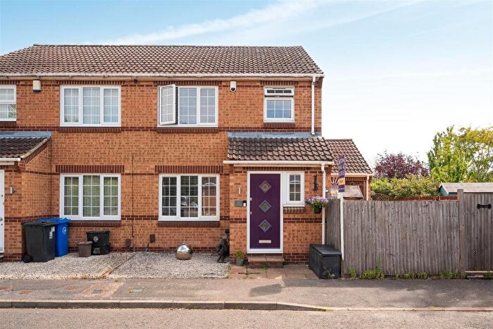 3 Bedroom Semi-Detached House For Sale In Oak End Drive, Iver, SL0