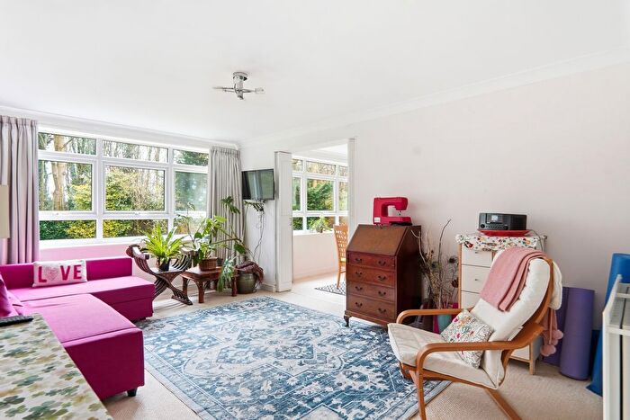 3 Bedroom Flat For Sale In Newton Court, Oakwood, Leeds, LS8