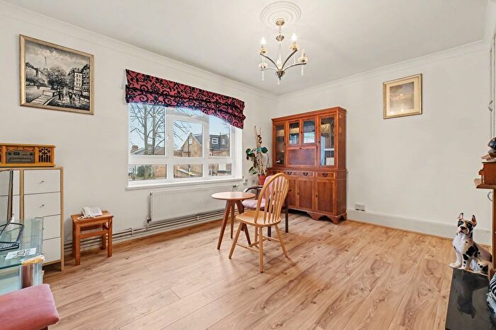 3 Bedroom Flat For Sale In Hanley Road, N4
