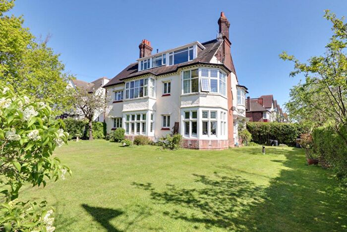 2 Bedroom Flat For Sale In Kings Road, Westcliff-on-Sea, SS0