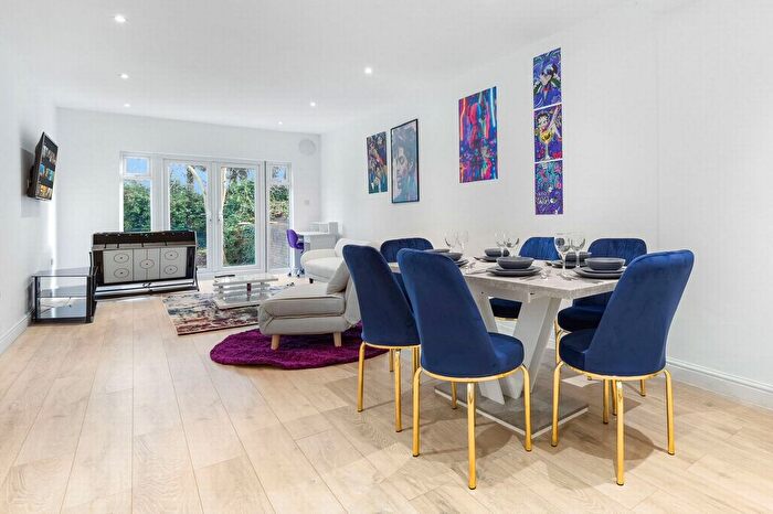 3 Bedroom Flat To Rent In Park Road, Hendon, NW4