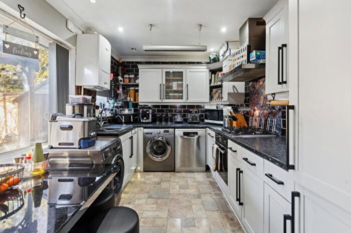 3 Bedroom Terraced House For Sale In Cumberland Avenue, Slough, SL2