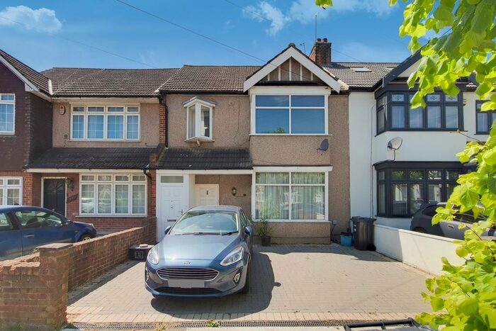 3 Bedroom Flat To Rent In Ellesmere Gardens, Ilford, IG4