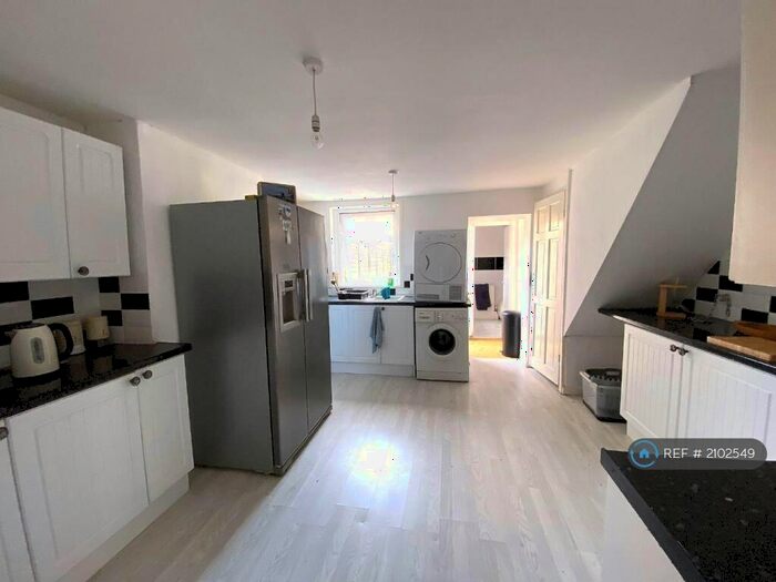 4 Bedroom Terraced House To Rent In Richmond Road, Gillingham, ME7