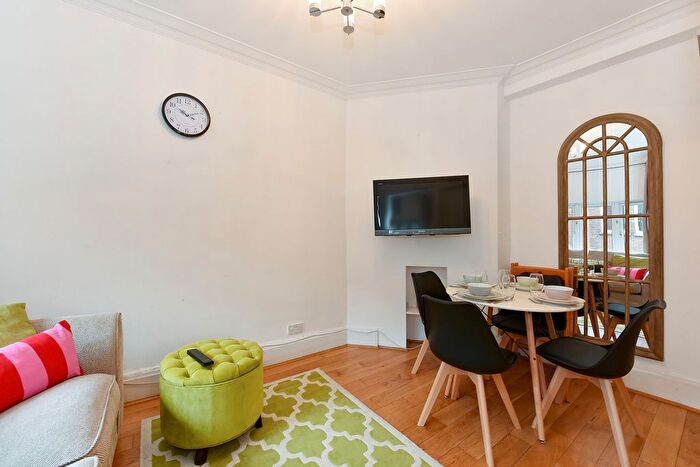 2 Bedroom Flat To Rent In Carlton Mansions, - York Buildings, Leicester Square, London, WC2N