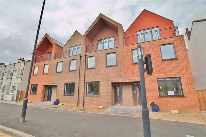 3 Bedroom End Of Terrace House To Rent In London Road, Leigh On Sea, Essex, SS9