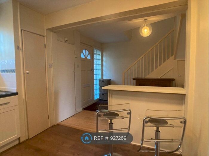 3 Bedroom Maisonette To Rent In Falstaff Court, London, SE11