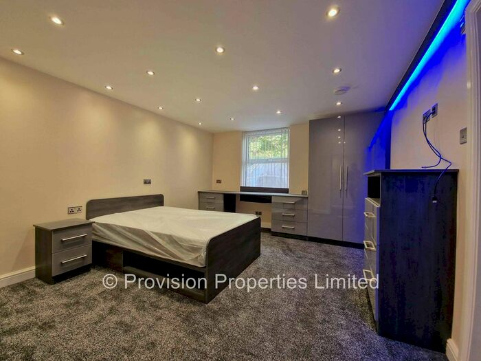 4 Bedroom Flat To Rent In Cliff Road, Woodhouse, Leeds, LS6