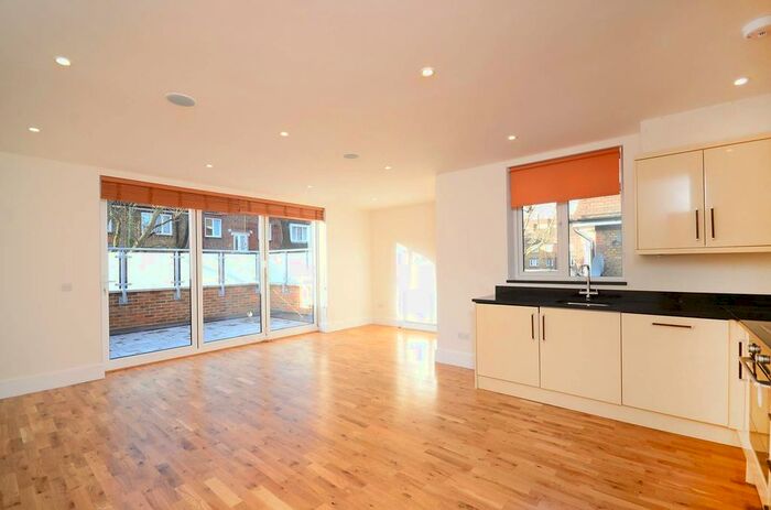 2 Bedroom Flat To Rent In Tooting Grove, Tooting, London, SW17