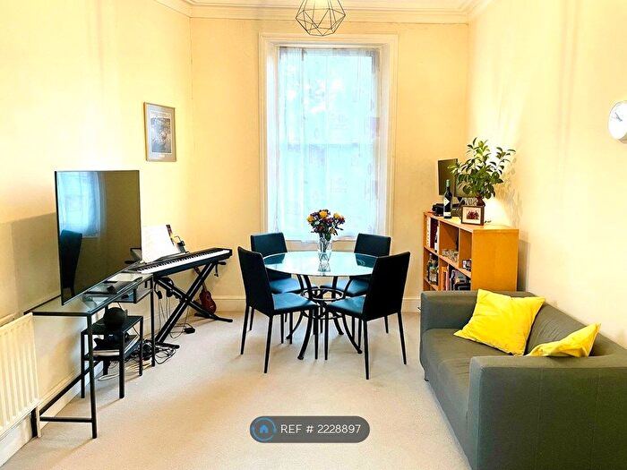 2 Bedroom Flat To Rent In Nevern Square, London, SW5