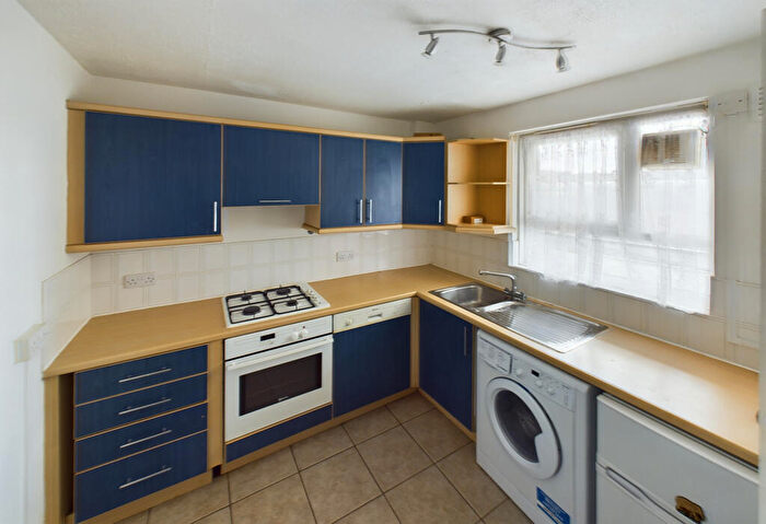 1 Bedroom Flat To Rent In Harling Court, Burns Road, Battersea, London, SW11