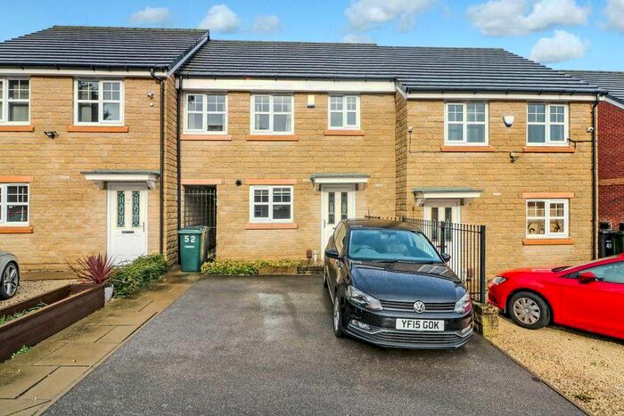 3 Bedroom Town House To Rent In Fallowfield Gardens, Bradford, West Yorkshire, BD4
