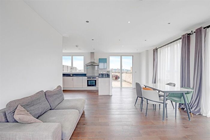 3 Bedroom Flat To Rent In Baillie Apartments, Gallions Reach, E16