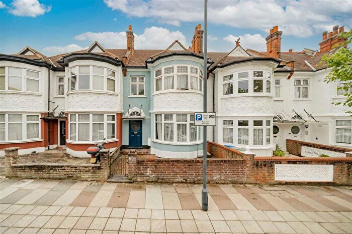 3 Bedroom Flat To Rent In Heber Road, Cricklewood, NW2
