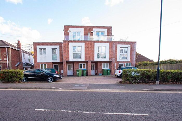 2 Bedroom End Of Terrace House To Rent In Weston Lane, Southampton, SO19