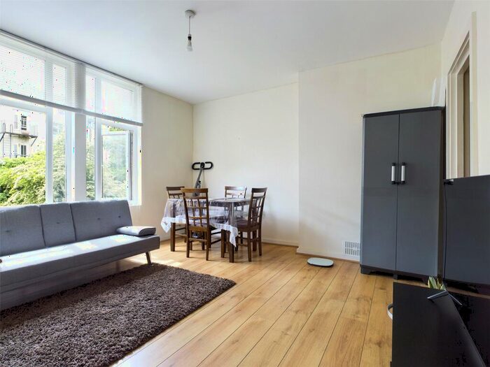 2 Bedroom Apartment To Rent In Windlesham Gardens, Brighton, BN1