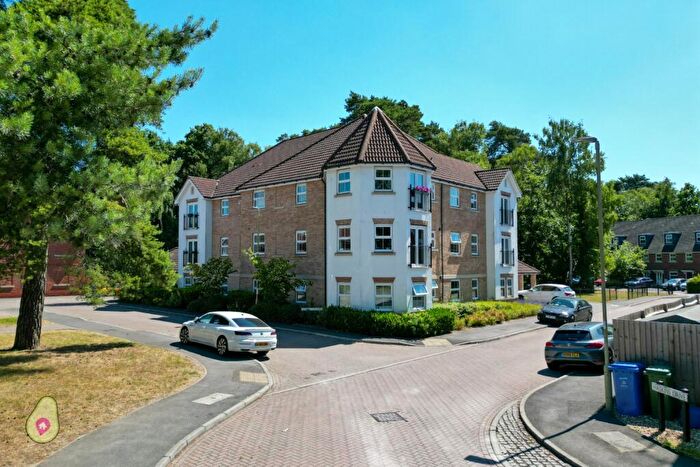 2 Bedroom Apartment For Sale In Haskins Gardens, Farnborough, Hampshire, GU14