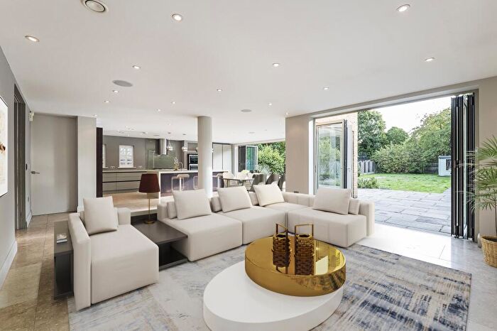 5 Bedroom Detached House To Rent In Grove End Lane, Esher, Surrey, KT10